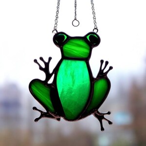 Decorazione per finestra con rana, animale in vetro colorato, rana in vetro, rana da appendere alla parete, opera d'arte con rana, decorazione ecologica, arte anfibia, amanti delle rane, fatto a mano