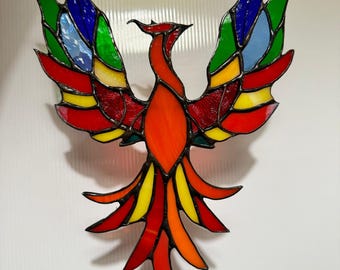 Atrapasueños de vidrieras con forma de fénix: Adorno artesanal para ventana con forma de ave de fuego.