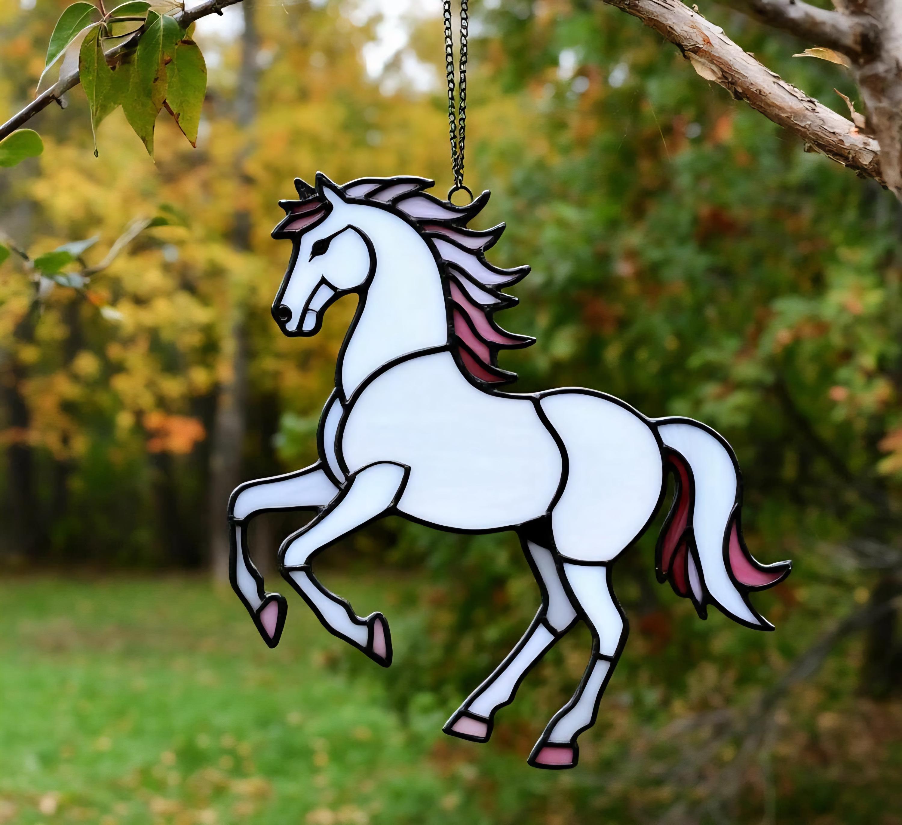 ステンドグラスの白い馬のサンキャッチャー：手作りの馬窓用吊り下げ物