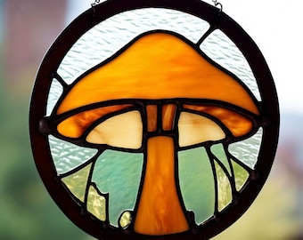 Handgemaakte glas-in-lood paddestoel Suncatcher: grillige bosraamkunst
