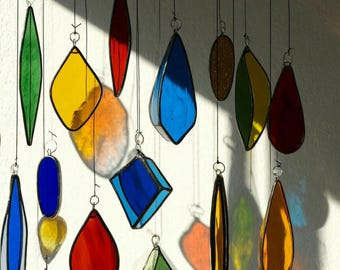 Móvil de vitrales moderno: atrapasol colorido estilo art déco, decoración contemporánea para ventanas.