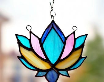 Attrape-soleil lotus en vitrail artisanal : art de la fenêtre bohème coloré