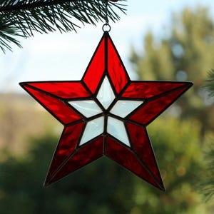 Handgemachter roter Glasstein-Stern: Himmlische Fensterdekoration
