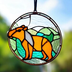 Atrapasueños de carpincho de vidrio de colores, hecho a mano, para colgar en la ventana, bonito roedor, arte de vidrio, regalo caprichoso para los amantes de los carpinchos, decoración divertida para el hogar.