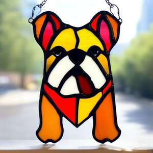 Attrape-soleil bouledogue en vitrail : décoration de fenêtre chien colorée faite main