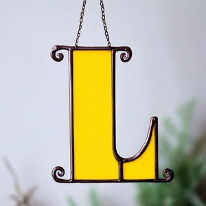 Letra L de vidrio de colores hecha a mano, arte decorativo del alfabeto, monograma personalizado, regalo único, decoración del hogar, atrapasol con inicial personalizada, vidrio Tiffany