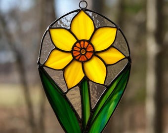Stained Glass Daffodil Suncatcher: Handcrafted Yellow Floral Window Ornament