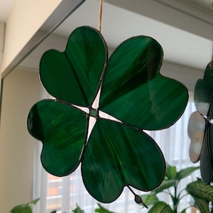 Stained Glass Clover Suncatcher Handcrafted Shamrock Decor Lucky Flower Window Hanging Nature Inspired St. Patrick&#39;s Day Accent Botanical