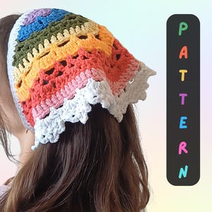 Op de afbeelding: Een gehaakte bandana in regenboogkleuren, met blauw, groen, geel, oranje en roze. De tekst op de afbeelding luidt "crochet pattern (US Terms)" en "Digital PDF Pattern". Het is geen fysieke bandana.