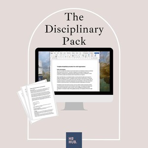 Peut inclure: Un écran d'ordinateur affichant un document intitulé "Procédure disciplinaire type pour les petites organisations". Le document est ouvert dans un programme de traitement de texte. L'écran est sur un bureau avec une pile de papiers au premier plan. Le texte "The Disciplinary Pack" est affiché en gros caractères au-dessus de l'écran d'ordinateur. Le texte "HR HUB" est affiché en petits caractères sous l'écran d'ordinateur.