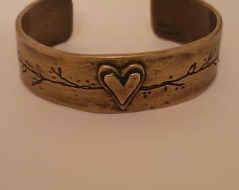 Brazalete chapado en oro firmado por Lisa Leonard "Let Love Grow"