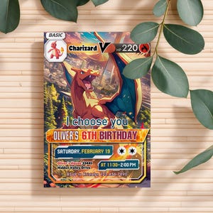 Op de afbeelding: Een Pokemon-thema verjaardagsuitnodiging met een cartoon afbeelding van Charizard, een vuur-type Pokemon. De uitnodiging is voor Oliver's 6e verjaardag, die zal worden gehouden op zaterdag 19 februari van 11:30 uur tot 14:00 uur bij Oliver thuis. Het adres is 33445 Hidden Valley Drive. RSVP naar Kristalyn op 123.456.7890.