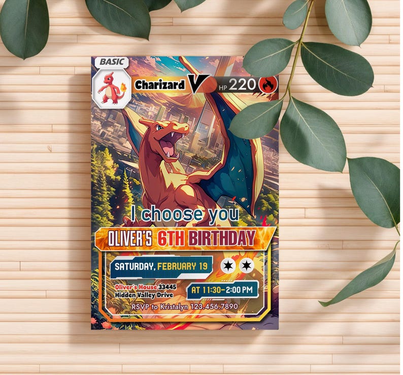 Op de afbeelding: Een Pokemon-thema verjaardagsuitnodiging met een cartoon afbeelding van Charizard, een vuur-type Pokemon. De uitnodiging is voor Oliver's 6e verjaardag, die zal worden gehouden op zaterdag 19 februari van 11:30 uur tot 14:00 uur bij Oliver thuis. Het adres is 33445 Hidden Valley Drive. RSVP naar Kristalyn op 123.456.7890.