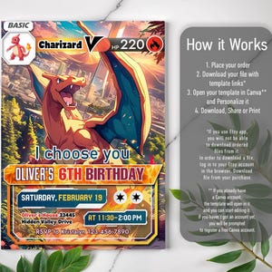 Op de afbeelding: Een printbare uitnodiging voor een 6e verjaardagsfeest met een cartoonafbeelding van Charizard uit de Pokemon-franchise. De uitnodiging is ontworpen om eruit te zien als een Pokemon-kaart en bevat de tekst "Ik kies jou Olivers 6e verjaardag".
