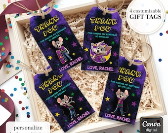 Könnte beinhalten: Vier personalisierbare Geschenkanhänger mit lila und schwarzem Hintergrund, die eine Cartoon-Mausfigur zeigen. Die Anhänger sagen "Danke" und "Für das so besondere Geburtstag!" mit dem Namen "Love, Rachel". Die Anhänger sind in einer Holzkiste.