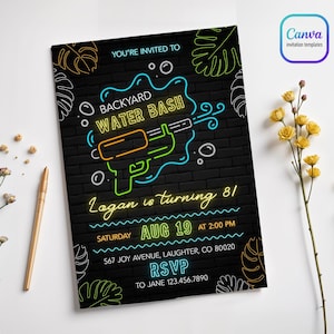 Può includere: Biglietto d'invito nero con testo in stile neon per una festa "Backyard Water Bash". L'invito include il testo "Logan compie 81 anni" e i dettagli dell'evento. Il logo Canva è in alto a destra.