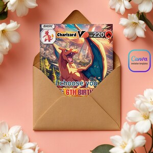 Op de afbeelding: Een bruine envelop met een kleurrijke Pok&eacute;mon-kaart erin. De kaart toont een rood en oranje Charizard met de tekst "Charizard V HP 220" en "Ik kies jou voor je 6e verjaardag".