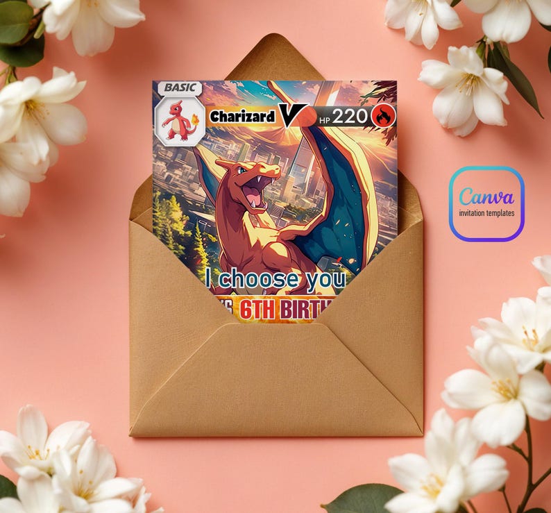 Op de afbeelding: Een bruine envelop met een kleurrijke Pok&eacute;mon-kaart erin. De kaart toont een rood en oranje Charizard met de tekst "Charizard V HP 220" en "Ik kies jou voor je 6e verjaardag".