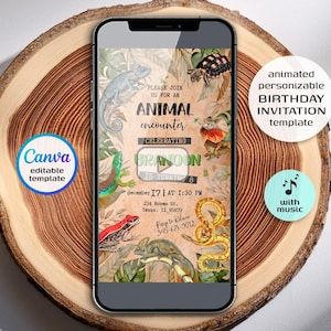 Può includere: Uno smartphone mostra un modello di invito di compleanno animato a tema animali. L'invito presenta illustrazioni di rettili e anfibi, con il testo "ANIMAL encounter" e "BRANDON is turning 8". Il telefono è appoggiato su una superficie di legno.