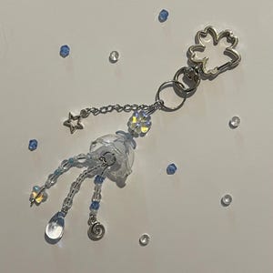 Llavero de medusa de cristal azul, llavero con estética marina y de peces, adorno para bolso estilo años 2000, regalo para ella.