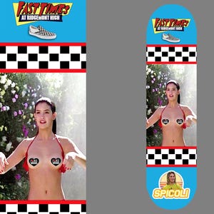 Pode incluir: Um deck de skate com imagens do filme "Fast Times at Ridgemont High". O design inclui o logotipo do filme, um padrão xadrez e uma mulher de biquíni vermelho. A parte inferior do deck apresenta o personagem Spicoli.