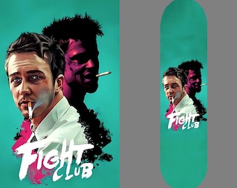 Peut inclure: Une planche de skateboard avec un graphisme stylisé du film "Fight Club". Le design présente un portrait de deux hommes, l'un en couleur et l'autre dans un style sombre, avec une cigarette. Le texte "Fight Club" est en blanc, en lettres stylisées.