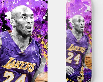 Peut inclure: Une planche de skateboard avec un portrait d'un joueur de basket-ball portant un maillot violet et or avec le numéro 24. Le fond est un éclaboussement de peinture violette et blanche avec une silhouette de ville.