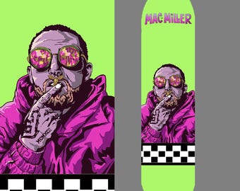 Peut inclure: Une planche de skateboard avec un fond vert fluo, ornée d'une illustration d'une personne portant des lunettes de soleil et un sweat à capuche violet. Le texte "MAC MILLER" est visible. Motif damier noir et blanc en bas.