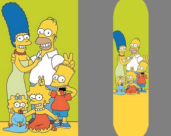 Peut inclure: Une planche à roulettes avec une famille de dessins animés, à la peau jaune et aux cheveux bleus. La famille est représentée enlacée, avec un membre faisant le signe de la paix. Le fond est vert clair.