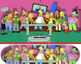 Peut inclure: Une planche à roulettes avec une illustration colorée de la famille Simpson et d'autres personnages dans un salon. L'œuvre comprend Homer, Marge, Bart, Lisa et d'autres visages familiers de la série animée. La planche a un fond rose.