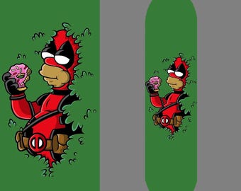 Peut inclure: Une planche de skateboard avec un dessin animé combinant Deadpool et Homer Simpson. Le personnage, portant le costume et le masque de Deadpool, mange un donut rose. Le design est sur fond vert.