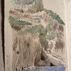 Può includere: Acquerello di una scogliera con un'apertura di grotta, con sfumature di grigio, marrone e verde. L'acqua alla base è blu vibrante. Firmato "Silve '18" in basso a sinistra. L'opera è su carta ruvida.