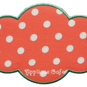 Könnte beinhalten: Eine rote, wolkenförmige Applikation mit einem weißen Tupfenmuster und einem grünen Rand. Der Text "Applique Cafe" ist am unteren Rand der Applikation sichtbar.