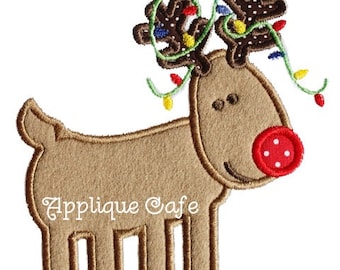 Könnte beinhalten: Ein braunes Rentier mit einer roten Nase und Geweih, das mit grünen und gelben Weihnachtslichtern geschmückt ist. Das Rentier steht auf einem weißen Hintergrund.