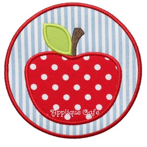 Op de afbeelding: Rode appel met witte stippen en een groen blad op een blauw-wit gestreepte achtergrond. De tekst "Applique Cafe" staat onderaan de cirkel.