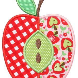 Op de afbeelding: Een rode, groene en roze patchwork appel applicatie met een ruitjespatroon aan de ene kant en een bloemenpatroon aan de andere kant. De appel heeft een groen blad en een bruine steel.