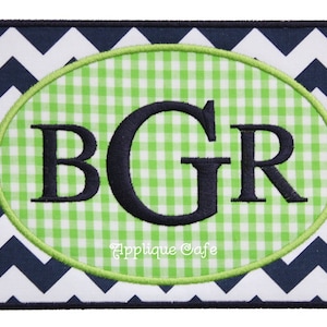 Op de afbeelding: Een ovaal van groen en wit gingham-stof met de letters "BGR" geborduurd in zwart. Het ovaal is omgeven door een zwart-wit zigzagpatroon.