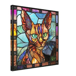 Puede incluir: Una obra de arte de vitral que representa un gato con ojos verdes. El gato está hecho de varias piezas de vidrio de colores, incluyendo naranja, rojo, azul y verde. El fondo es una mezcla de vidrio azul y verde.