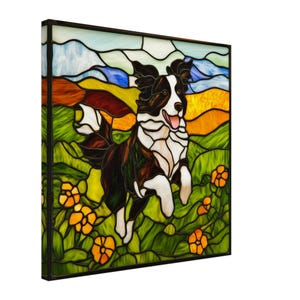Puede incluir: Obra de arte en vitral que representa un border collie blanco y negro corriendo por un campo de flores amarillas. El fondo presenta un cielo azul con nubes blancas y un campo verde.