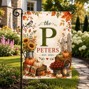Könnte beinhalten: Eine rechteckige Gartenflagge mit einem großen grünen Buchstaben P, dem Text the PETERS EST. 2025, Sonnenblumen in einem Metallkrug, Kürbissen, einer Holzkiste mit karierter Decke, einem Holzwagen, roten Blumen, einer Laterne und herbstlichen Blättern.