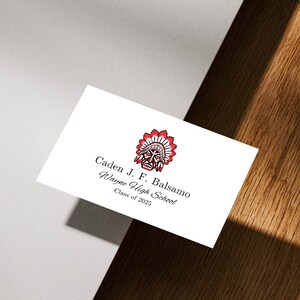 Plaquette d&#39;étiquette personnalisée pour l&#39;obtention du diplôme – Fabriquée sur commande | Logo de l&#39;école et couleurs personnalisées | Faire-part imprimable pour la promotion 2025