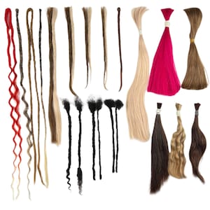 Può includere: Assortimento di extension per capelli in vari colori e stili, tra cui dreadlock e ciocche lisce. I colori vanno dal rosso e biondo al marrone e nero. Alcuni fasci sono legati con fasce bianche o marroni.