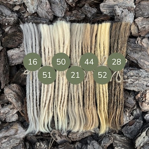 Può includere: Una tazza di ceramica bianca con manico nero e la scritta "But First, Coffee" in nero, in grassetto. La tazza è su una superficie bianca.