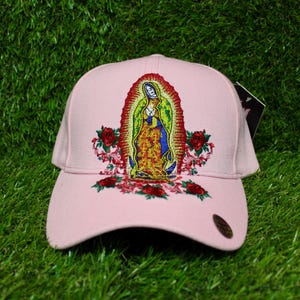 Gorra de béisbol rosa de Nuestra Señora de Guadalupe - Gorra bordada, accesorio devocional único. Linda gorra religiosa. Gorra de la Virgen de Guadalupe.