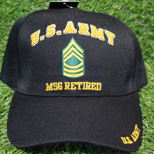 Puede incluir: Gorra de béisbol negra con texto bordado en amarillo "U.S. ARMY" y "MSG RETIRED". Un distintivo de rango bordado en verde y amarillo está centrado sobre el texto.