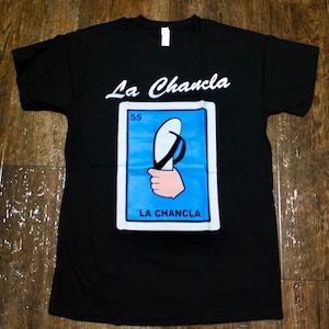 Camisa Singer Lotería – Camiseta de tarjeta mexicana La Chancla – Camiseta de Lotería Latina. Camiseta con gráfico retro. Camisa de Lotería inspirada en Chancla. Camisa Loteria