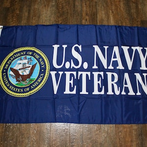 Flaga weteranów marynarki wojennej USA 3x5. Oficjalnie licencjonowana flaga weteranów marynarki wojennej USA. Wojskowy prezent dla weteranów, członków służb i rodzin wojskowych.