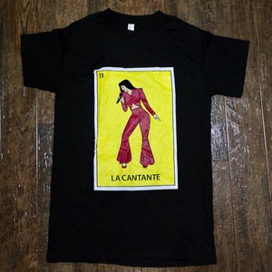 Camiseta de lotería de cantante – Camiseta de la carta mexicana La Cantante – Camiseta tributo a un ícono de la música latina. Camiseta con gráfico retro. Camiseta de lotería inspirada en Selena.