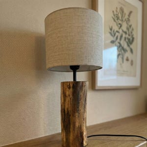 Lámpara de mesa moderna de madera: roble macizo, pantalla de tela, luz blanca cálida, estilo minimalista. imagen 8
