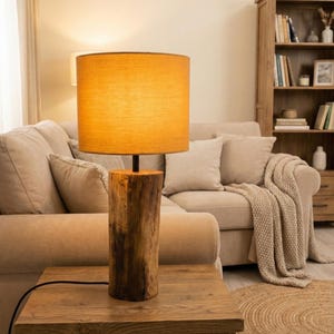 Puede incluir: Una l&aacute;mpara de mesa r&uacute;stica con base cil&iacute;ndrica de madera y pantalla &aacute;mbar. La l&aacute;mpara est&aacute; sobre una mesita de madera en un sal&oacute;n acogedor. La altura de la l&aacute;mpara es de aproximadamente 61 cm.